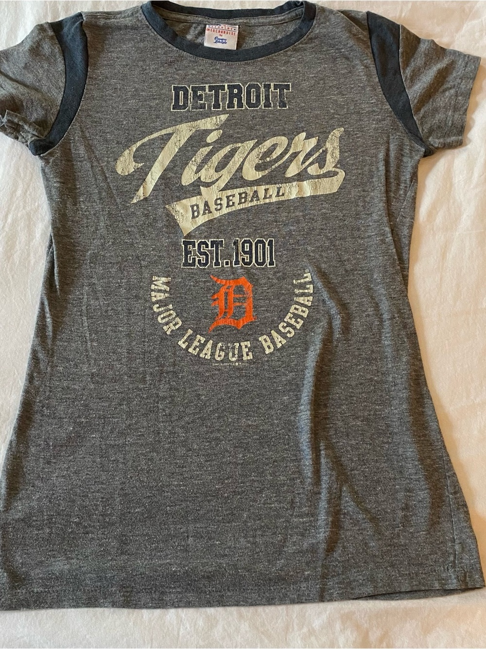 Campus Lifestyle Detroit Tigers T-shirt Women’s S Gray V-neck Short Sleeve Sport